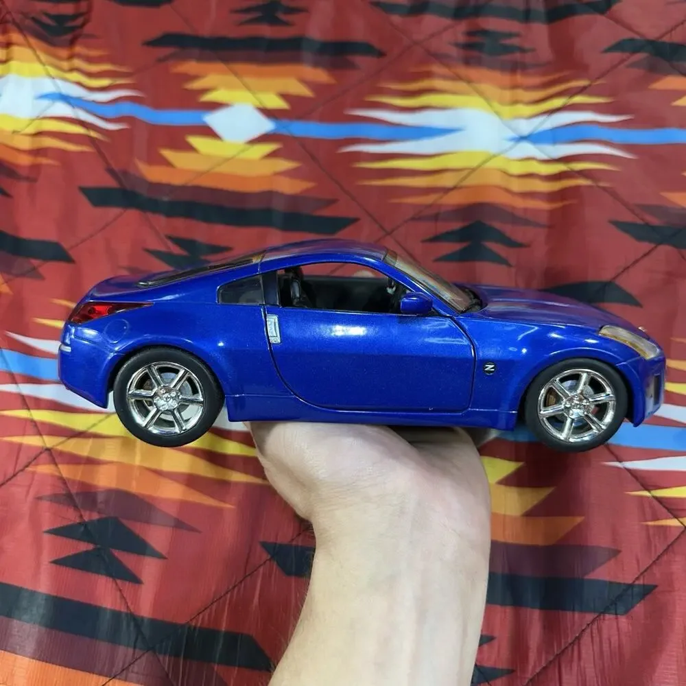 Hot Wheels Nissan Z Blue 1:18 Scale 2002 Diecast Car 350z Chrome Wheels & Engine